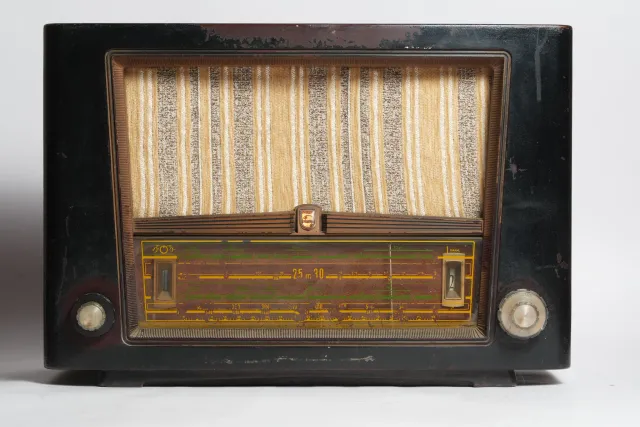 Philips 680A Shortwave Tabletop Tube Radio