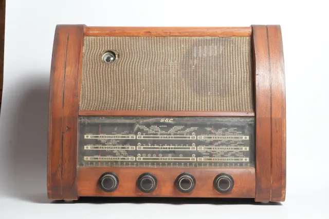 G.E.C. All-Wave Bandspread Tabletop Valve Radio