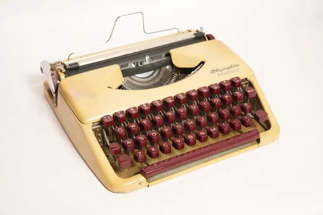 Olympia Splendid 33 Portable Burgundy-Key Typewriter
