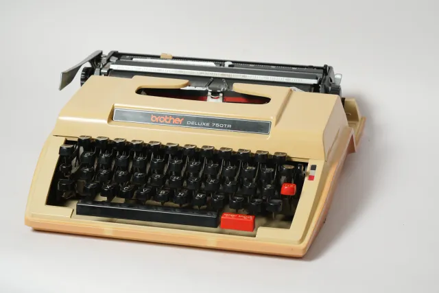 Brother Deluxe 750TR Two-Tone Vintage Typewriter