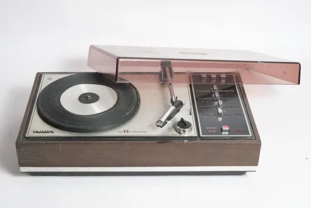 Vintage Integrated Stereo Turntable & Amplifier System