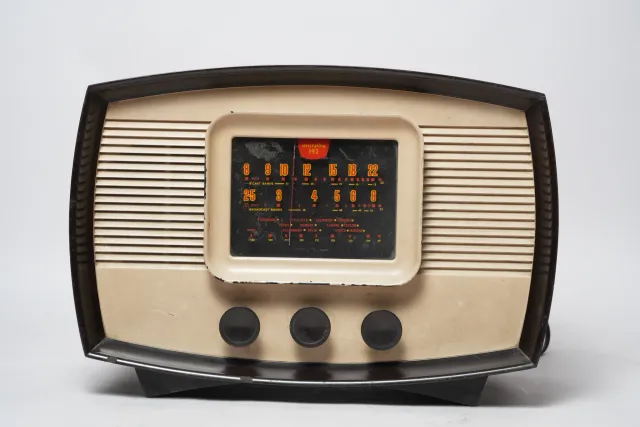 Murphy 192 Bakelite Tabletop Tube Radio