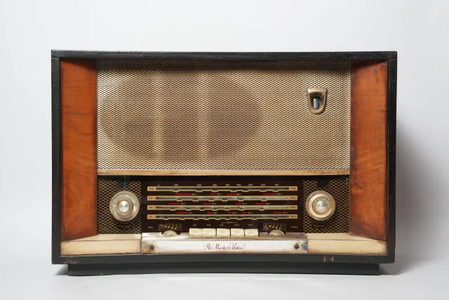 His Master's Voice Model 5170 Valve Table Radio