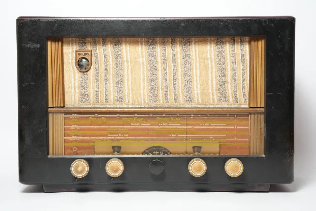 Philips BX490A Multi-Band Tabletop Tube Radio