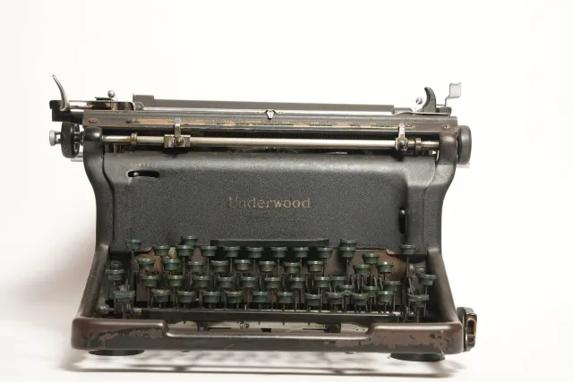 Underwood Master Standard Desktop Typewriter
