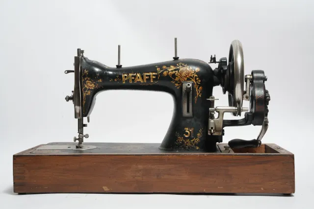 Pfaff 31 Hand-Crank Sewing Machine with Bentwood Case
