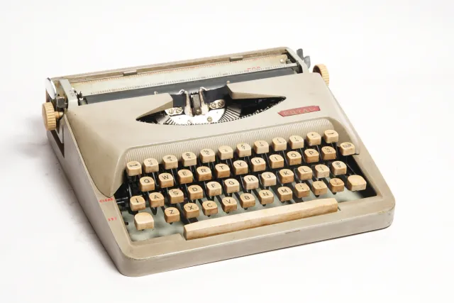 Royal Quiet De Luxe Portable Typewriter