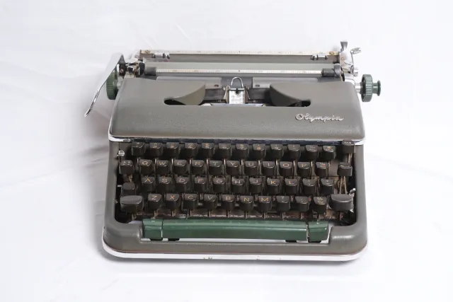 Olympia SM4 De Luxe Portable Typewriter