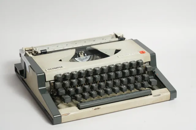 Olympia Traveller de Luxe Typewriter with Case