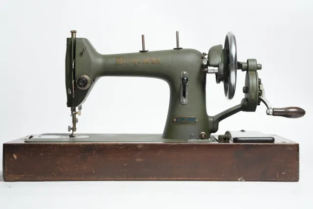 Husqvarna Class 12 Hand-Crank Sewing Machine
