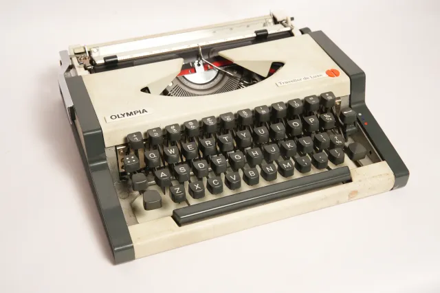 Olympia Traveller de Luxe Portable Typewriter