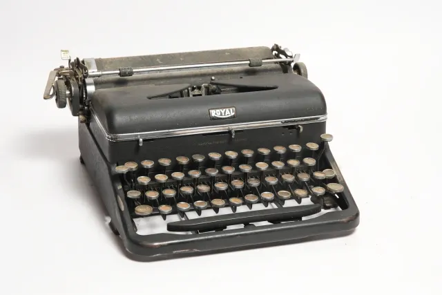 Royal Quiet De Luxe Portable Typewriter