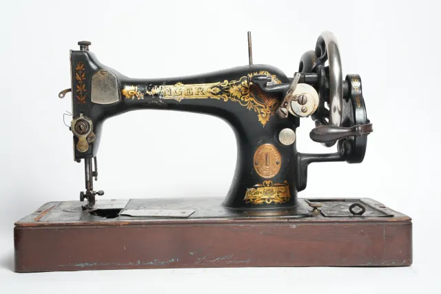 Singer Model 28 Hand-Crank Sewing Machine