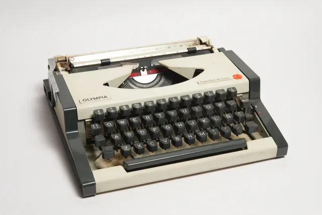 Olympia Traveller de Luxe Portable Typewriter