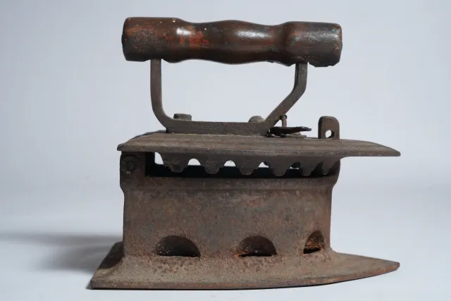 Vintage Cast Iron Charcoal Flatiron (Antique Laundry Tool)