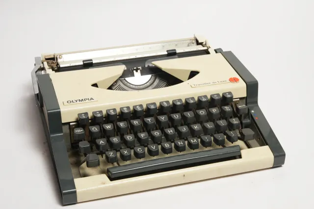 Olympia Traveller de Luxe Portable Typewriter