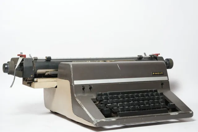 Facit 1730 Standard Manual Typewriter