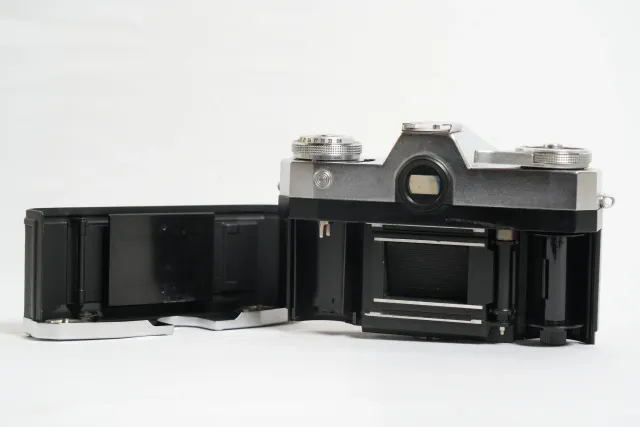 Zeiss Ikon Contaflex Prima 35mm SLR Camera: film chamber