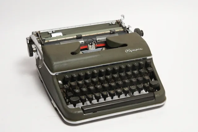 Olympia SM3 Portable Typewriter (Green)