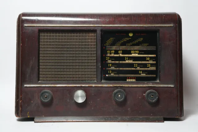 National-Ekco 5-Band Wooden Valve Table Radio