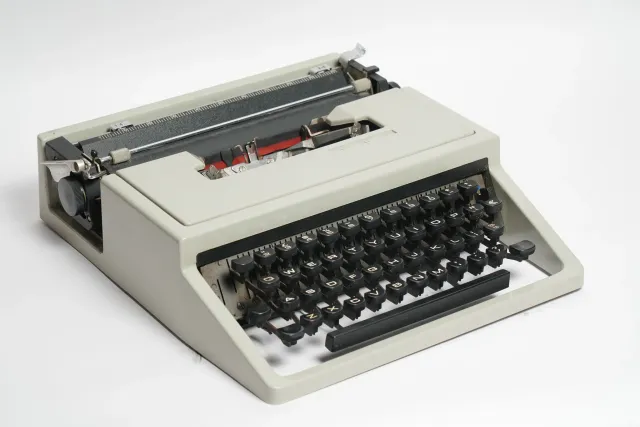 Olivetti Lettera 31 Minimalist Vintage Typewriter