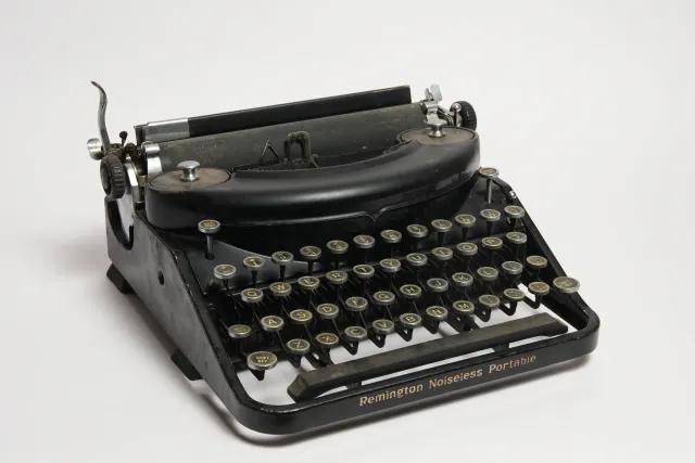 Remington Noiseless Portable Typewriter (Vintage Black Model)