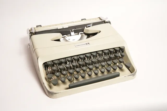 Underwood 18 Vintage Portable Typewriter with Case