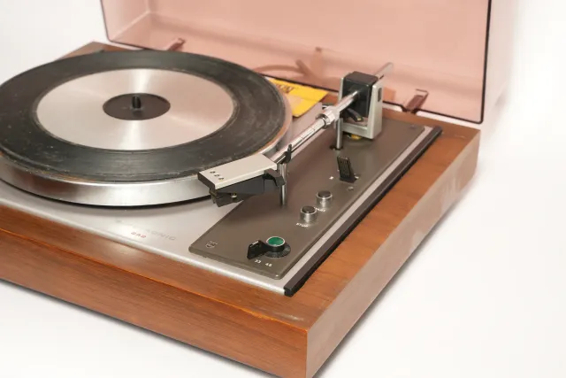Tesla NC 430 Hi-Fi Turntable