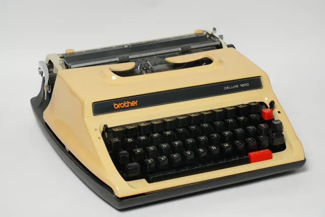 Brother Deluxe 1600 Vintage Mechanical Typewriter