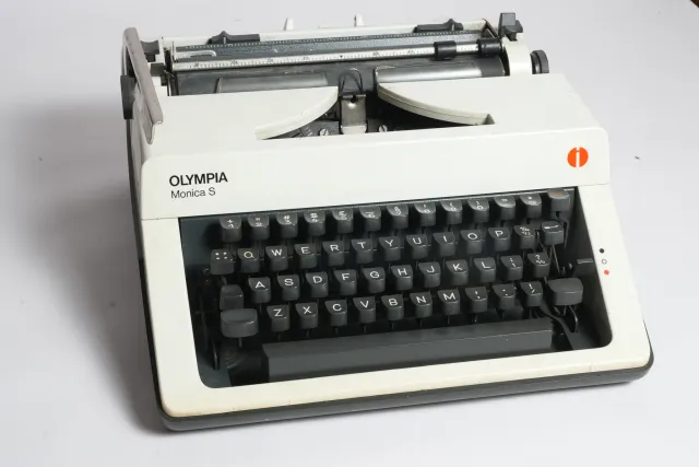 Olympia Monica S Portable Manual Typewriter