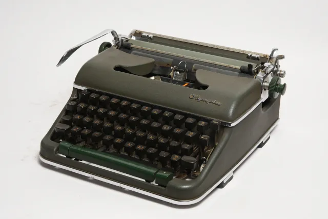 Olympia SM3 De Luxe Portable Typewriter with Carrying Case